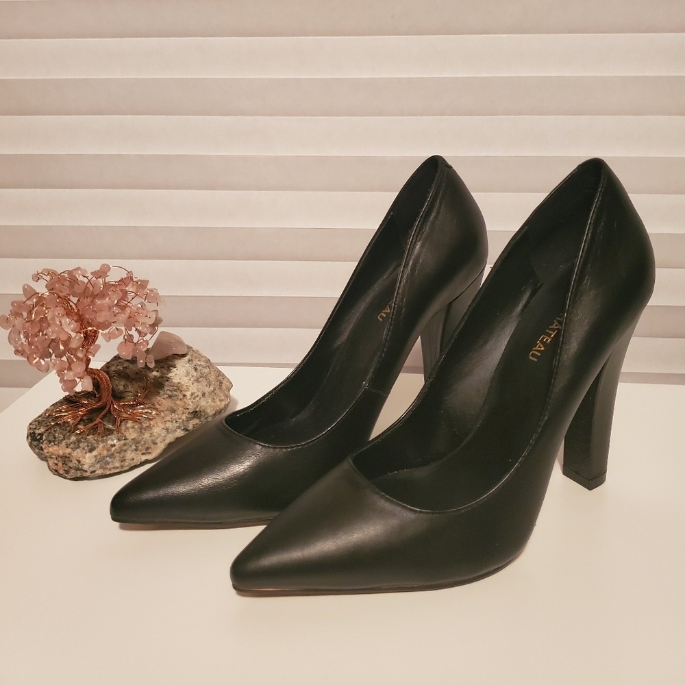 LE CHATEAU black pumps